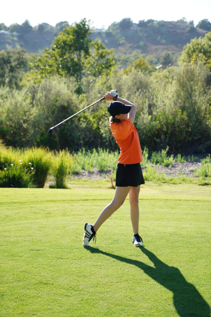 ゴルフをしている女性